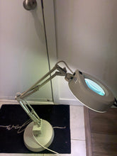 Load image into Gallery viewer, Magnifier with light